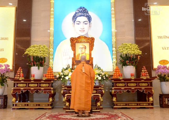 Đức Pháp chủ GHPGVN thắp hương tưởng niệm