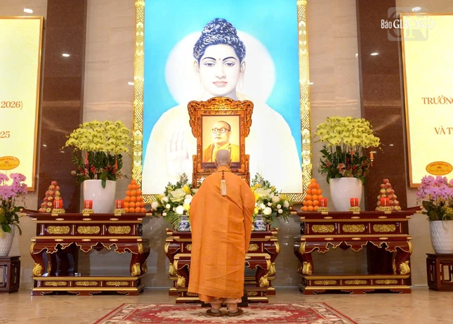 Đức Pháp chủ GHPGVN thắp hương tưởng niệm