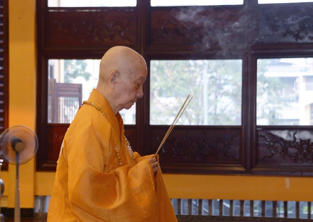 Đức Đệ tứ Pháp chủ GHPGVN niêm hương Tam bảo