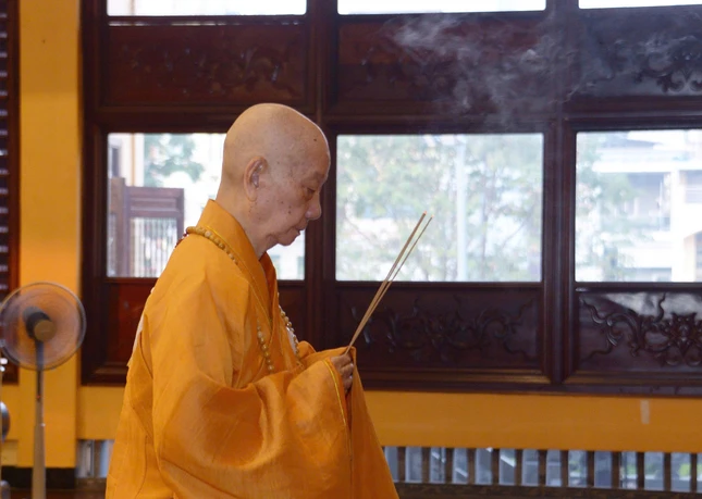 Đức Đệ tứ Pháp chủ GHPGVN niêm hương Tam bảo