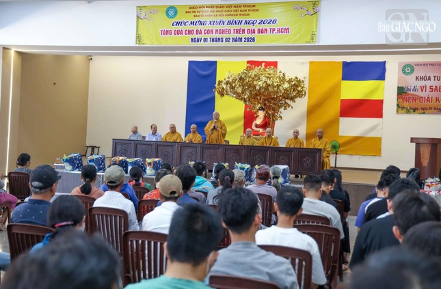 Buổi trao quà tại chùa Phổ Quang