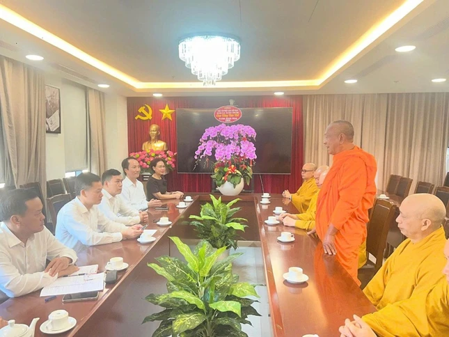 Hòa thượng Danh Lung chúc Tết lãnh đạo Ban Tuyên giáo và Dân vận T.Ư