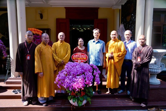 Phái đoàn chụp ảnh lưu niệm cùng Nguyên Thủ tướng Nguyễn Tấn Dũng và phu nhân Phái đoàn chụp ảnh lưu niệm cùng Nguyên Thủ tướng Nguyễn Tấn Dũng và phu nhân