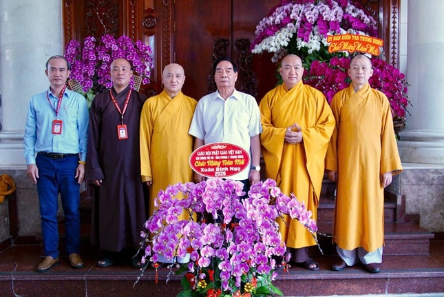 Phái đoàn chụp ảnh lưu niệm cùng Đại tướng Lê Hồng Anh Phái đoàn chụp ảnh lưu niệm cùng Đại tướng Lê Hồng Anh