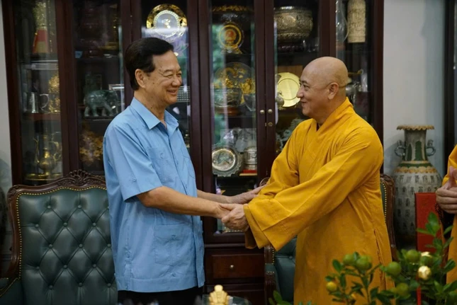 Nguyên Thủ tướng Nguyễn Tấn Dũng tiếp Hòa thượng Thích Huệ Thông