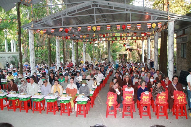 Bà con về chùa Thanh Long 2 nhận quà Tết