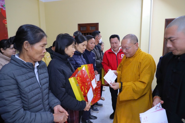 Hòa thượng Thích Gia Quang trao quà Tết đến các hộ nghèo