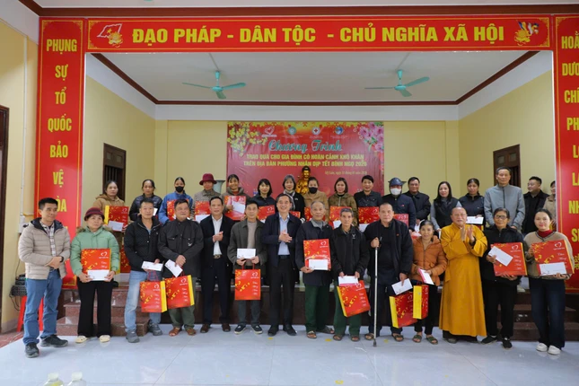Ban Trị sự Phật giáo tỉnh Tuyên Quang trao quà Tết