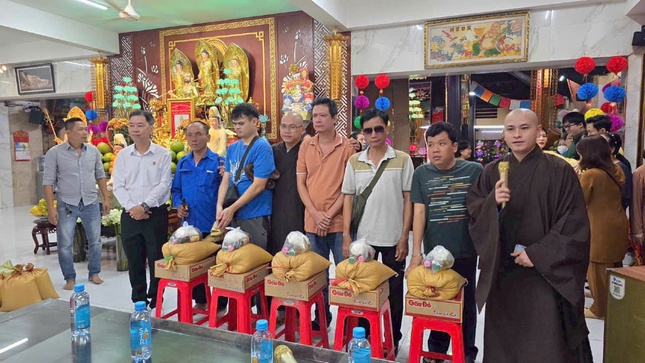 Đại đức Thích Thị Nhân trao 400 phần quà Tết đến bà con địa phương