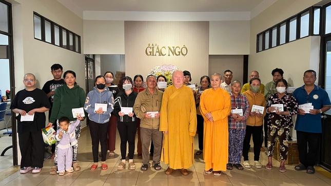 Đại diện Ban Từ thiện xã hội Báo Giác Ngộ trao hỗ trợ đến bệnh nhân có hoàn cảnh khó khăn