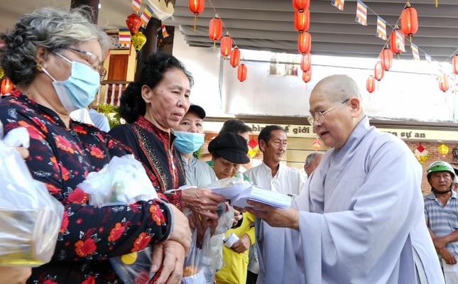 Ni sư Thích An Hiếu trao quà đến bà con Ni sư Thích An Hiếu trao quà đến bà con