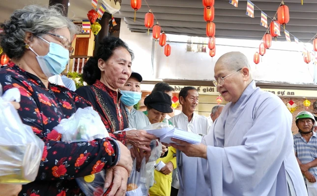 Ni sư Thích An Hiếu trao quà đến bà con