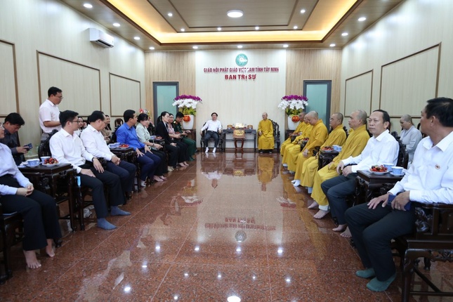 Quang cảnh buổi gặp mặt thân mật tại Văn phòng Ban Trị sự - chùa Pháp Minh Quang cảnh buổi gặp mặt thân mật tại Văn phòng Ban Trị sự - chùa Pháp Minh