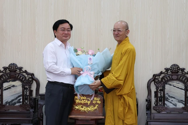 Bí thư Tỉnh ủy tỉnh Tây Ninh Nguyễn Văn Quyết tặng hoa chúc mừng đến Thượng tọa Thích Quảng Tâm