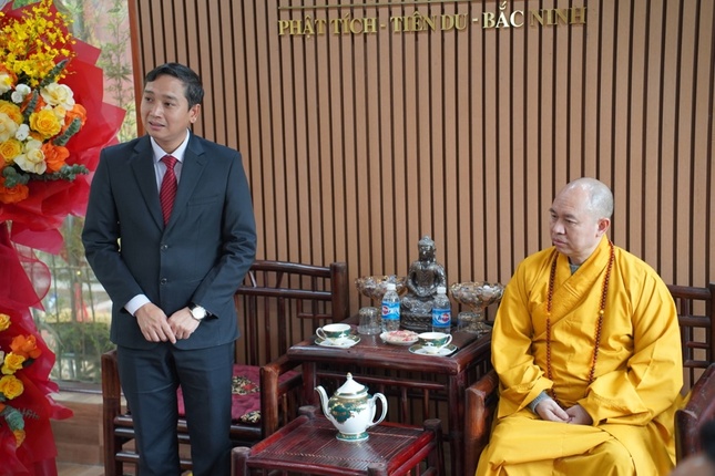 Ông Nguyễn Việt Oanh chúc Tết tại chùa Phật Tích