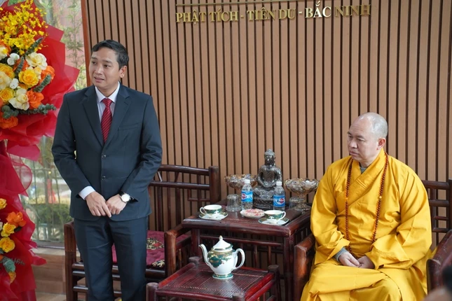 Ông Nguyễn Việt Oanh chúc Tết tại chùa Phật Tích