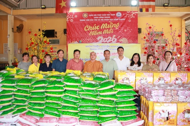 Trao quà Tết tại chùa Hồng Quang Trao quà Tết tại chùa Hồng Quang