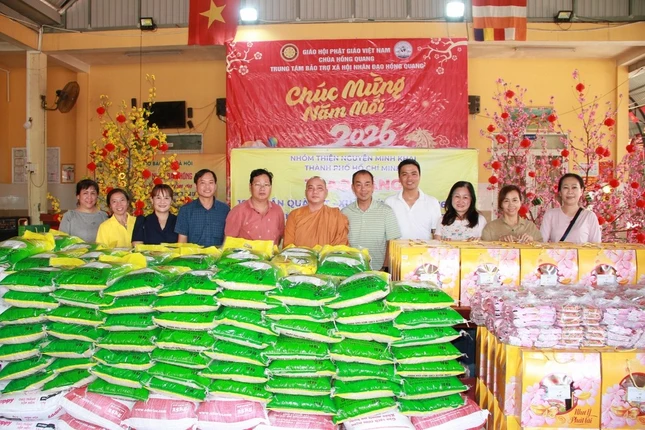 Trao quà Tết tại chùa Hồng Quang