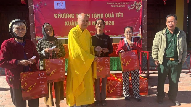 Thượng tọa Thích Nhuận Pháp trao quà đến bà con đồng bào dân tộc