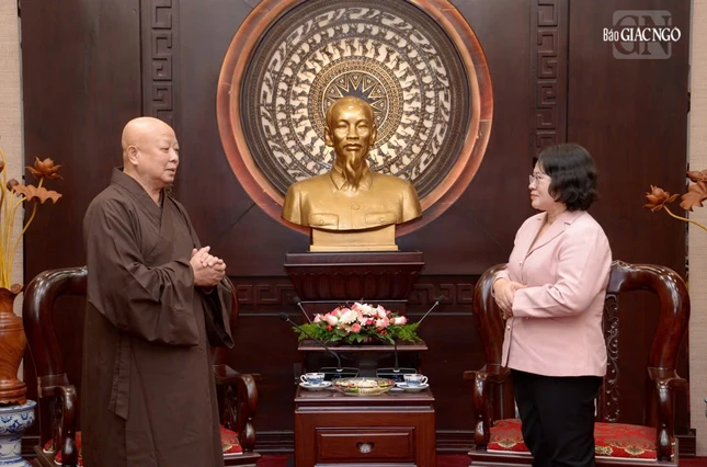 Hòa thượng Thích Lệ Trang và Phó Bí thư Thành ủy TP.HCM Văn Thị Bạch Tuyết