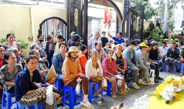 Bà con khó khăn về tịnh thất Pháp Thủy nhận quà Tết