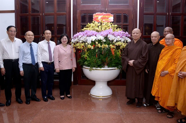 Phái đoàn chụp ảnh lưu niệm cùng Phó Bí thư Thành ủy TP.HCM và lãnh đạo các sở, ban ngành Thành phố