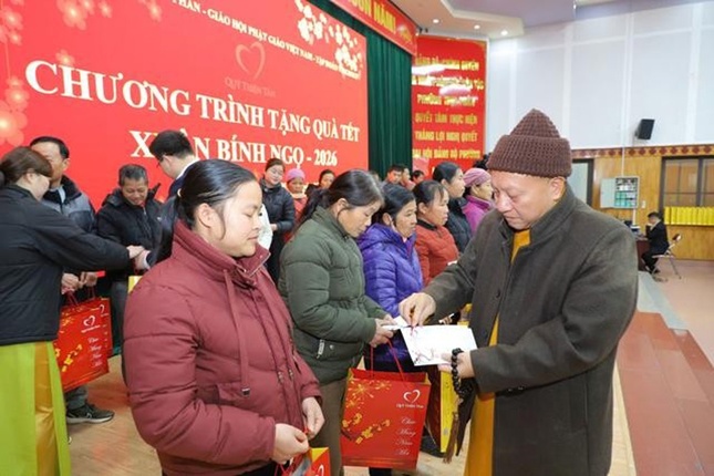 Trao quà Tết đến bà con khó khăn