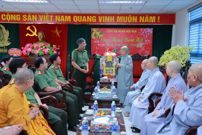 Ni trưởng Thích nữ Nhật Khương và Thượng tá Phạm Khắc Nguyên tại buổi thăm Ni trưởng Thích nữ Nhật Khương và Thượng tá Phạm Khắc Nguyên tại buổi thăm