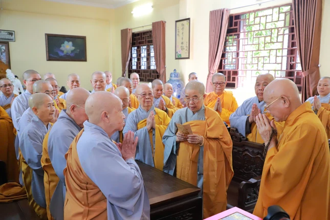 Ni trưởng Thích Nhật Khương đảnh lễ, tác bạch khánh tuế Trưởng lão Hòa thượng Thích Minh Thông