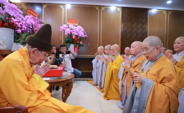 Ni trưởng Thích nữ Nhật Khương tác bạch khánh tuế Trưởng lão Hòa thượng Thích Đức Nghiệp