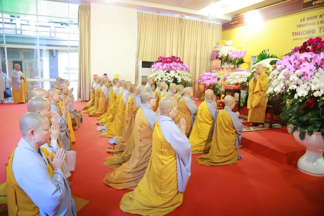 Chư Ni đảnh lễ Trưởng lão Hòa thượng Thích Thiện Nhơn