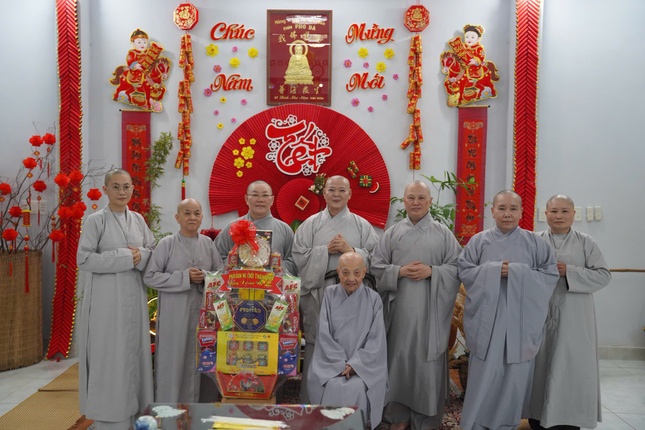 Chư Ni Phân ban Ni giới T.Ư và TP.HCM đảnh lễ, chúc lễ chư vị giáo phẩm GHPGVN