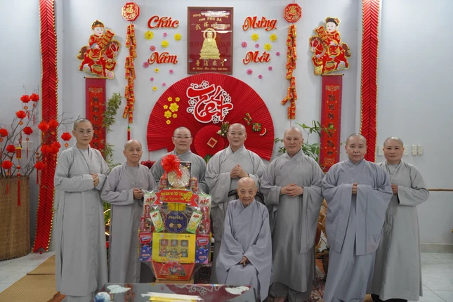 Chư Ni Phân ban Ni giới T.Ư và TP.HCM đảnh lễ, chúc lễ chư vị giáo phẩm GHPGVN