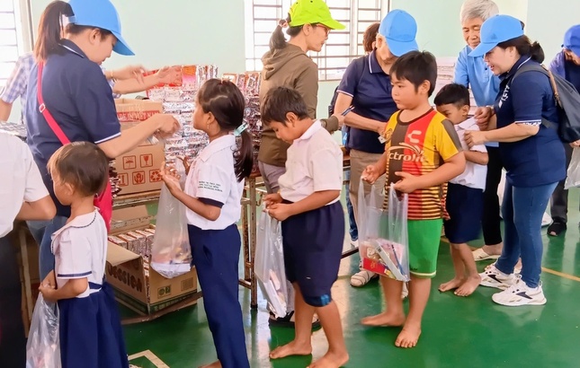 Đoàn từ thiện trao quà cho học sinh