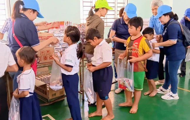 Đoàn từ thiện trao quà cho học sinh