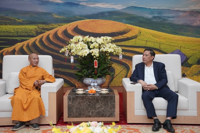 Ông Hoàng Giang, Phó Bí thư Thường trực Tỉnh ủy tỉnh Lào Cai tiếp Hòa thượng Thích Thanh Điện