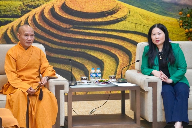 Bà Vũ Thị Hiền Hạnh, Phó Chủ tịch UBND tỉnh tiếp Hòa thượng Thích Thanh Điện cùng phái đoàn