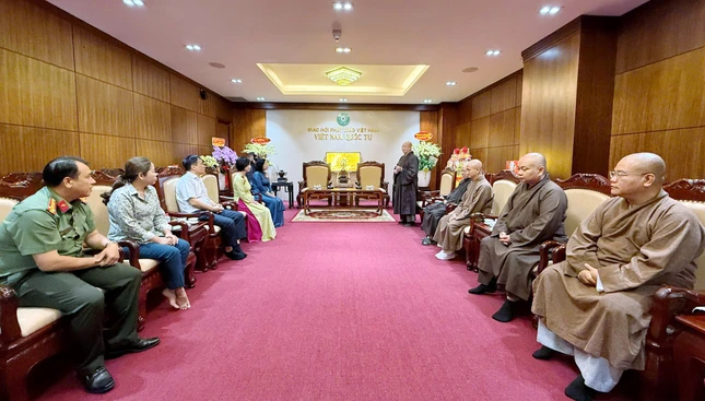 Hòa thượng Thích Lệ Trang tiếp đoàn lãnh đạo Đảng ủy P.Hòa Hưng, TP.HCM