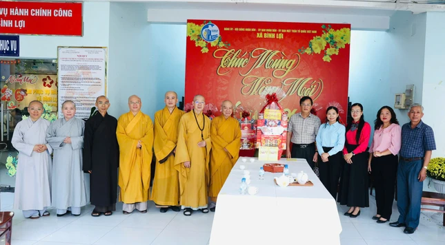 Đoàn Ban Trị sự GHPGVN TP.HCM thăm và chúc Tết lãnh đạo Đảng ủy xã Bình Lợi