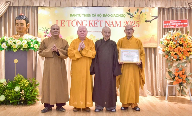 Hòa thượng Thích Nhựt Hỷ trao Bằng tuyên dương công đức của Ban Thường trực Ban Trị sự TP.HCM đến tập thể Ban Từ thiện xã hội Báo Giác Ngộ