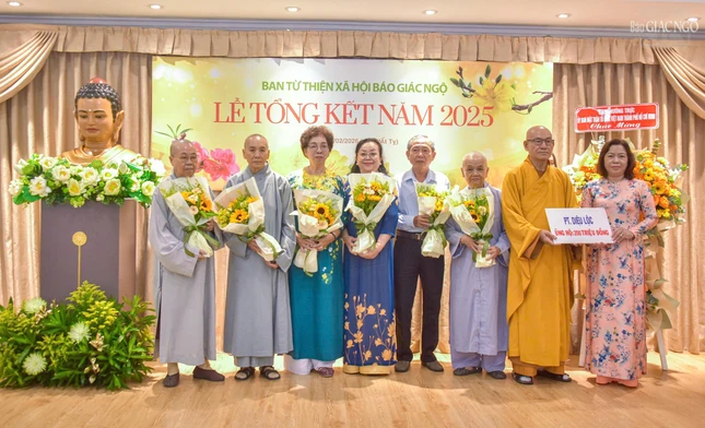 Đại diện các tự viện, nhóm từ thiện trao bảng ủng hộ hoạt động năm 2026 cho Ban Từ thiện xã hội Báo Giác Ngộ