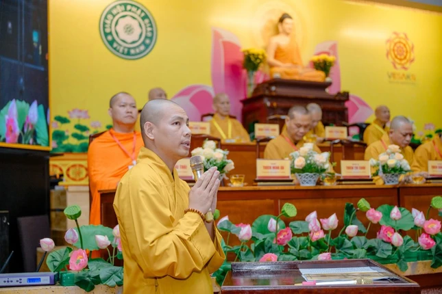 Đại đức Thích Minh Ân trình bày báo cáo hoạt động năm 2025 của Văn phòng II T.Ư