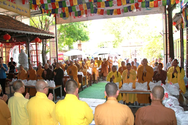 Quang cảnh buổi trao quà