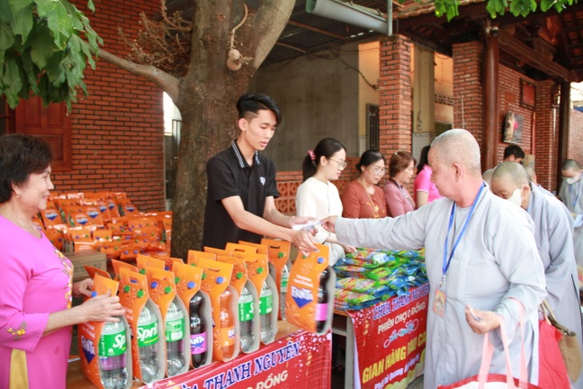 Các vị đại diện các tịnh thất đến với Phiên chợ 0 đồng