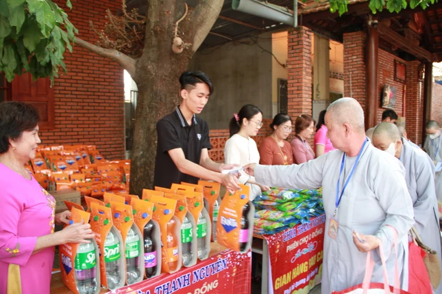 Các vị đại diện các tịnh thất đến với Phiên chợ 0 đồng
