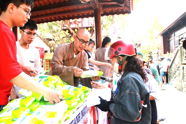 “Phiên chợ 0 đồng” diễn ra với nhiều mặt hàng thiết yếu phục vụ những ngày Tết