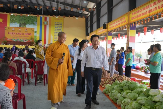 Tham quan gian hàng rau củ phục vụ bà con dịp Tết