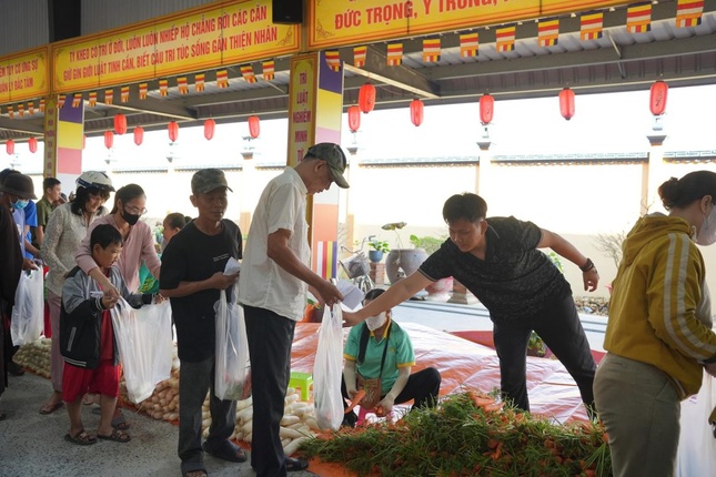 Bà con nhận rau củ quả từ Phiên chợ 0 đồng do chùa Pháp Minh tổ chức