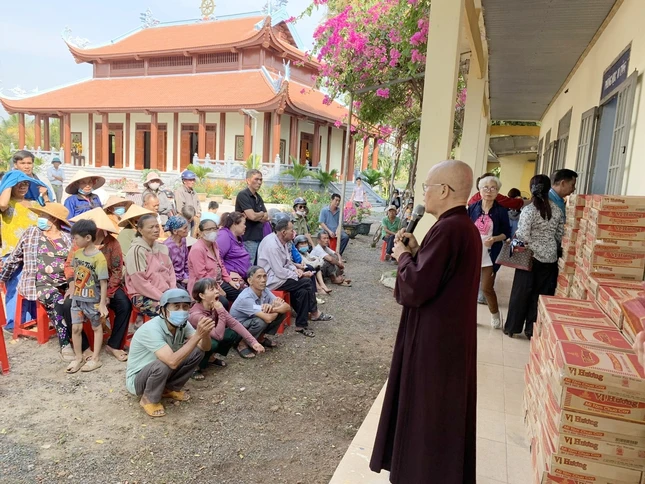 Đoàn tặng quà nhằm chia sẻ phần nào khó khăn đến bà con địa phương Đoàn tặng quà nhằm chia sẻ phần nào khó khăn đến bà con địa phương