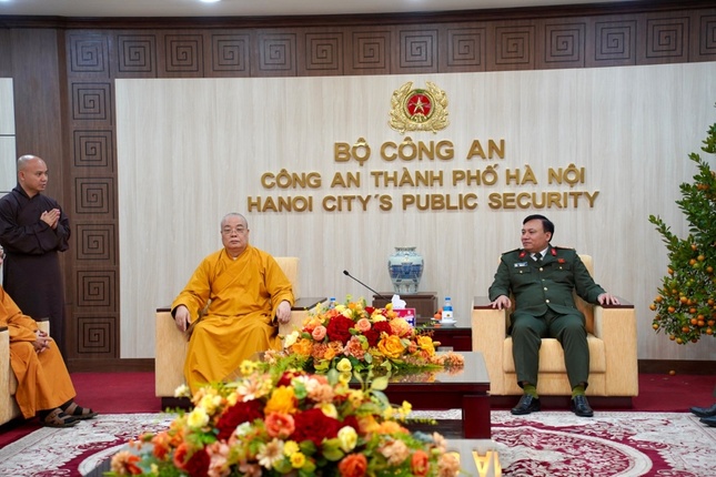 Trưởng lão Hòa thượng Thích Thanh Nhiễu và Đại tá Nguyễn Tiến Đạt trao đổi một số thông tin liên quan